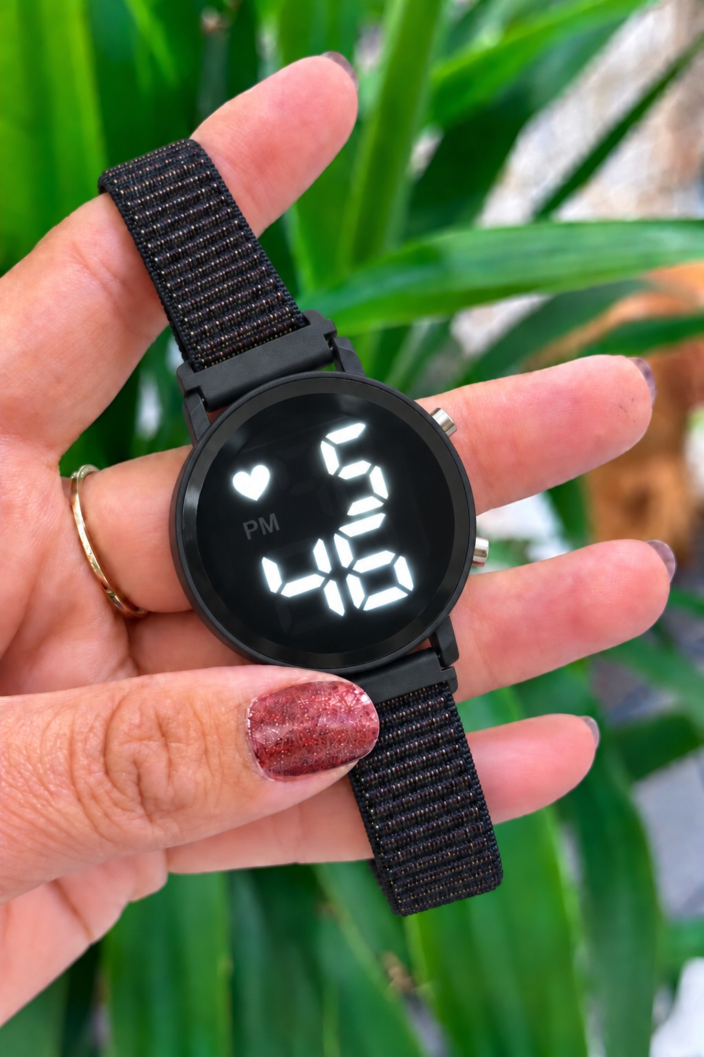 Örgü Kordon Yuvarlak Kasa Cırtlı Led Ekranlı Dijital Yeni Model Kadın Unisex Kol Saati Siyah