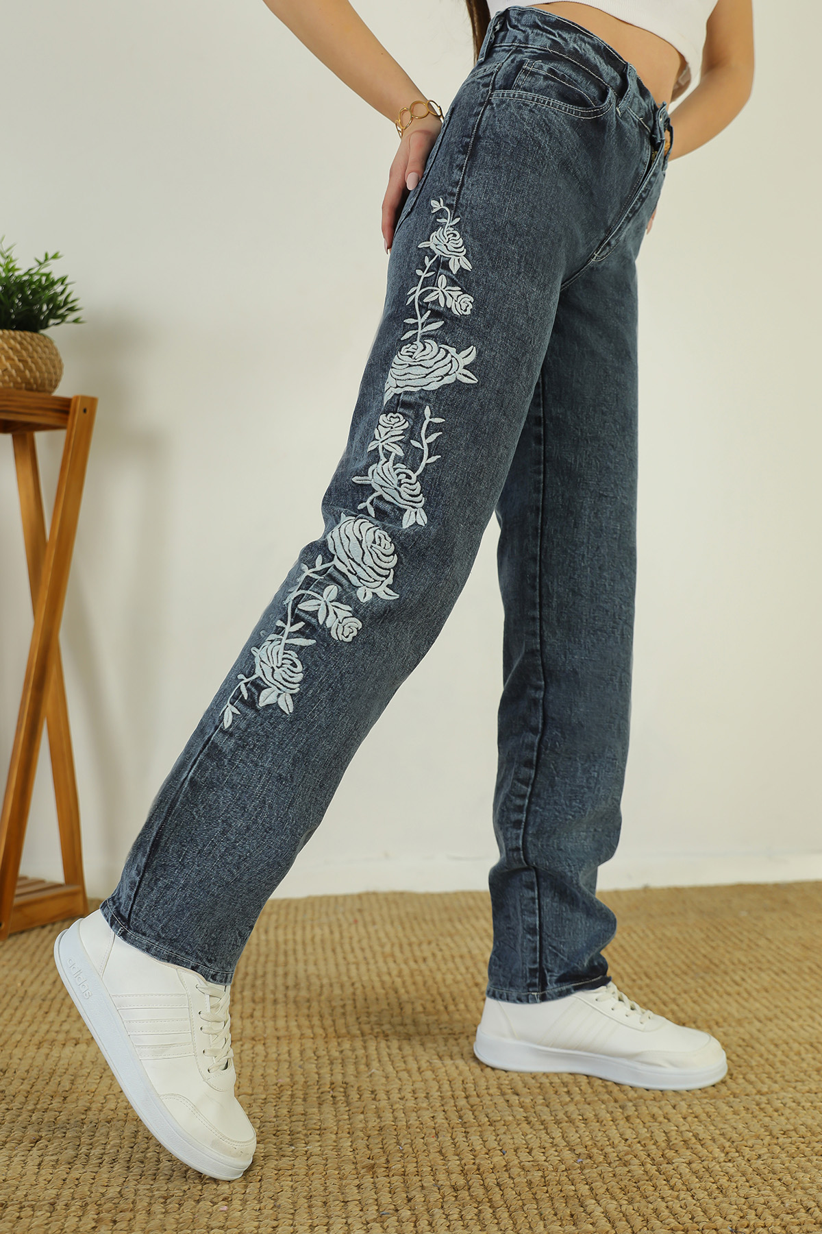 Çiçek Nakışlı ve Payet Detaylı Geniş Paça Pantolon Bordo