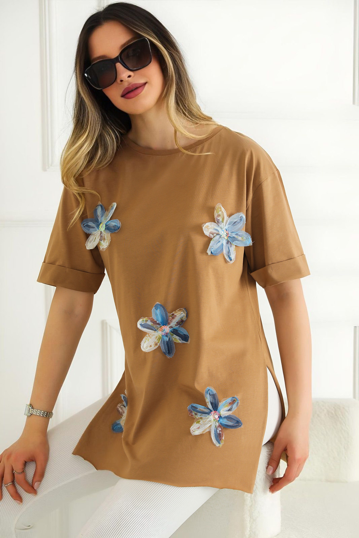 Çiçek Nakışlı Kadın T-shirt Vizon