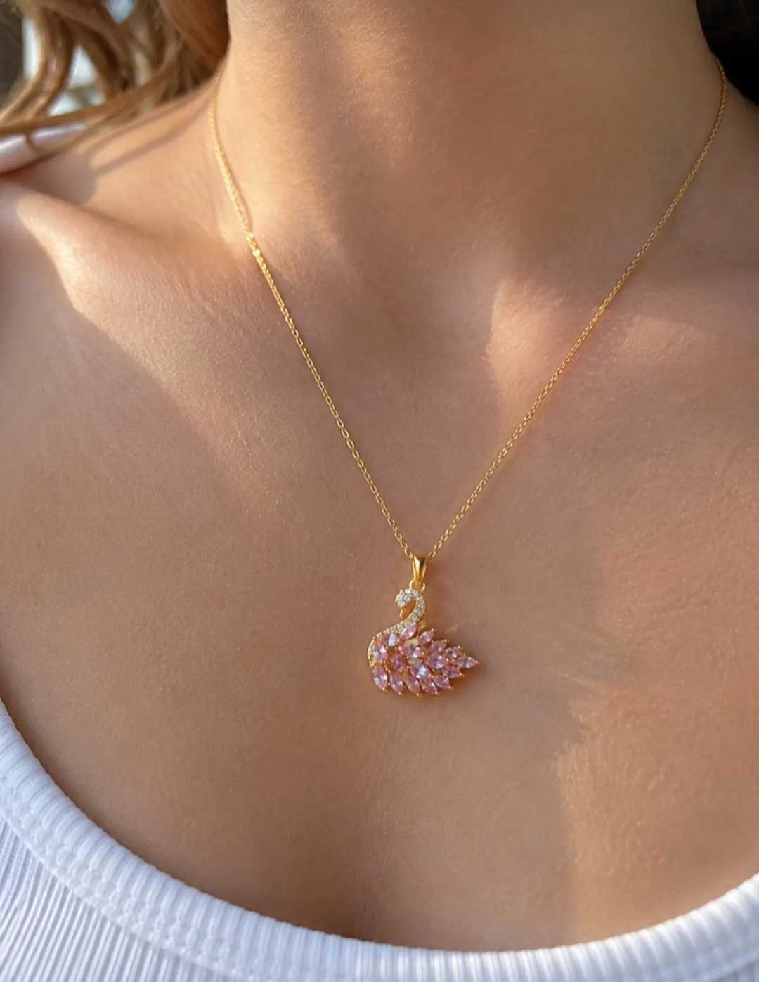 Kuğu Modeli Pembe Taş Detaylı Altın Kaplama Çelik Kolye altın