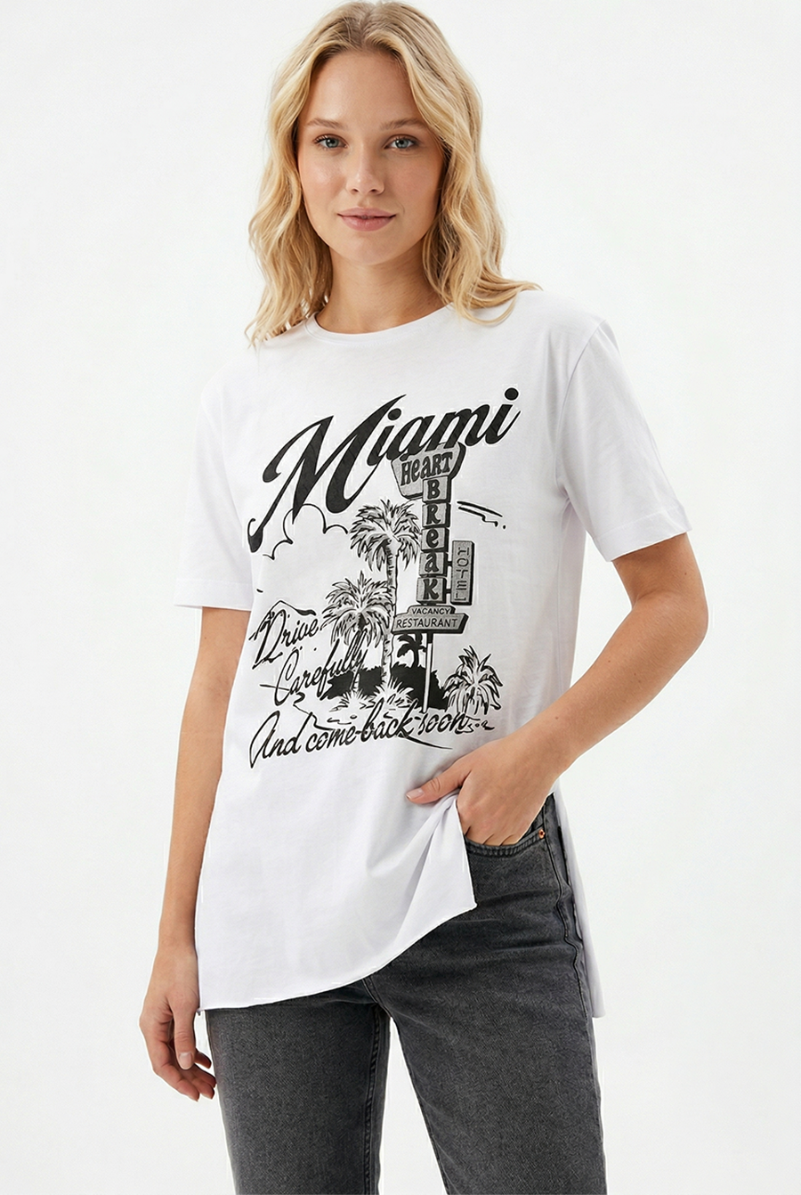 Yırtmaç Detaylı Baskılı Kadın Oversize T-shirt Beyaz