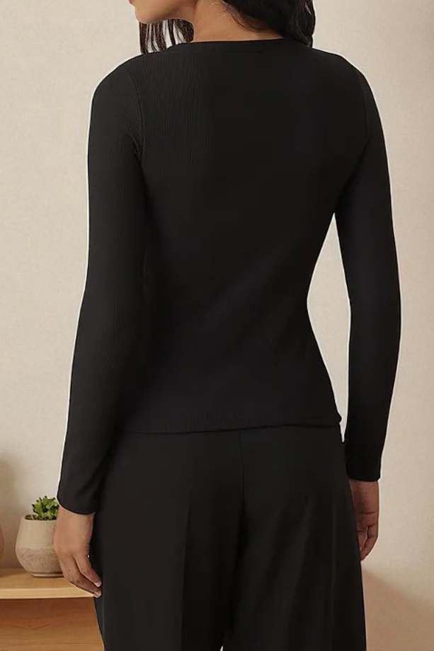 dik-yaka-dugmeli-uzun-kol-vucuda-oturan-orme-bluz-siyah-2-birissine-1756379331).jpg