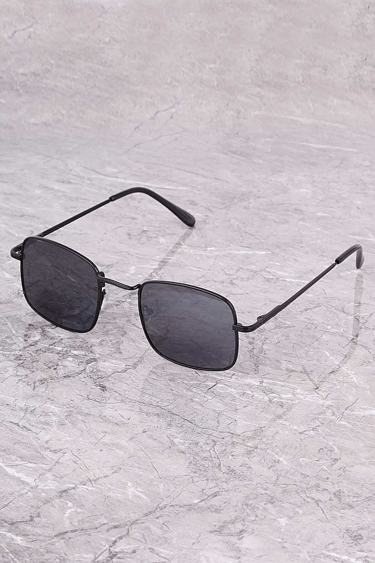 https://customers.birissine.com/public/uploads/product_gallery/dikdortgen-minimal-erkek-gunes-gozlugu-2450bcjpg-birissine-039e8abd0bb8.jpg