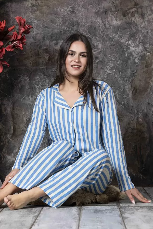 https://customers.birissine.com/public/uploads/product_gallery/dugme-detayli-cizgili-pijama-takimi-18946.webp