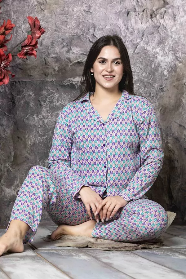 https://customers.birissine.com/public/uploads/product_gallery/dugme-detayli-desenli-pijama-takimi-18942.webp