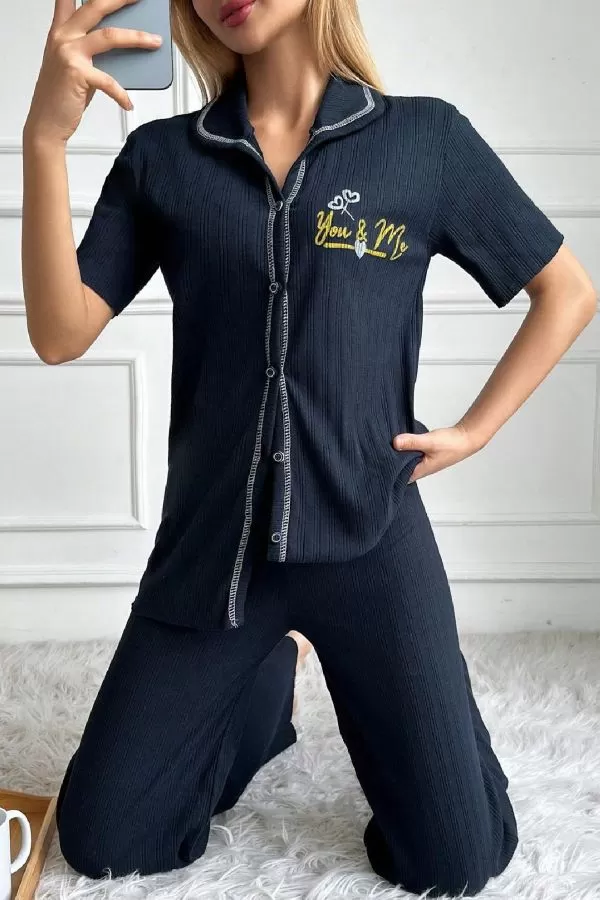 https://customers.birissine.com/public/uploads/product_gallery/dugmeli-baski-detayli-pijama-takimi-lacivert-18318.webp