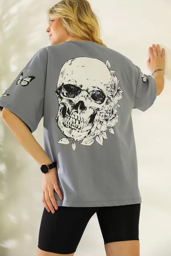 https://customers.birissine.com/public/uploads/product_gallery/iskelet-baskili-oversize-t-shirt-gri-17021.webp