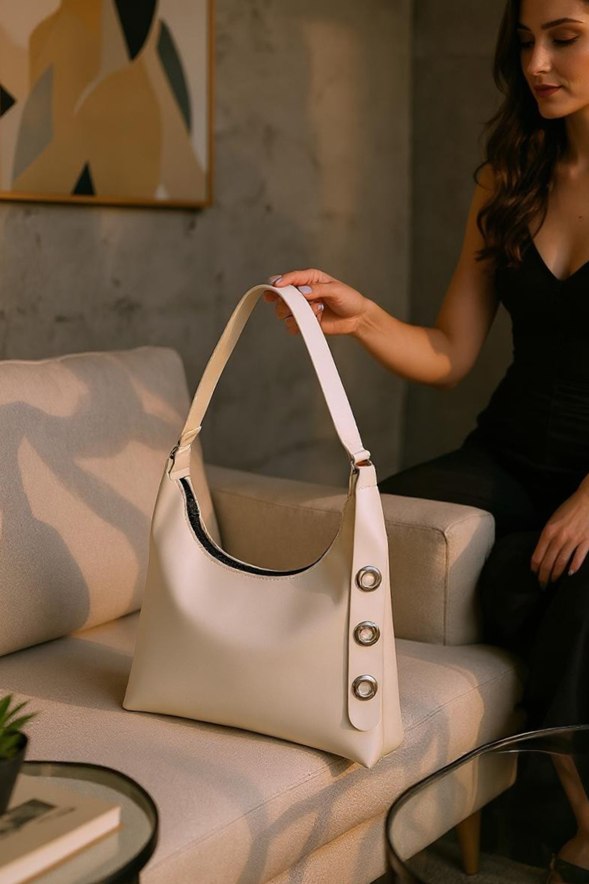 https://customers.birissine.com/public/uploads/product_gallery/kadn-kus-gzl-omuz-cantas-bej1jpg-birissine-ab9915a817c4.jpg