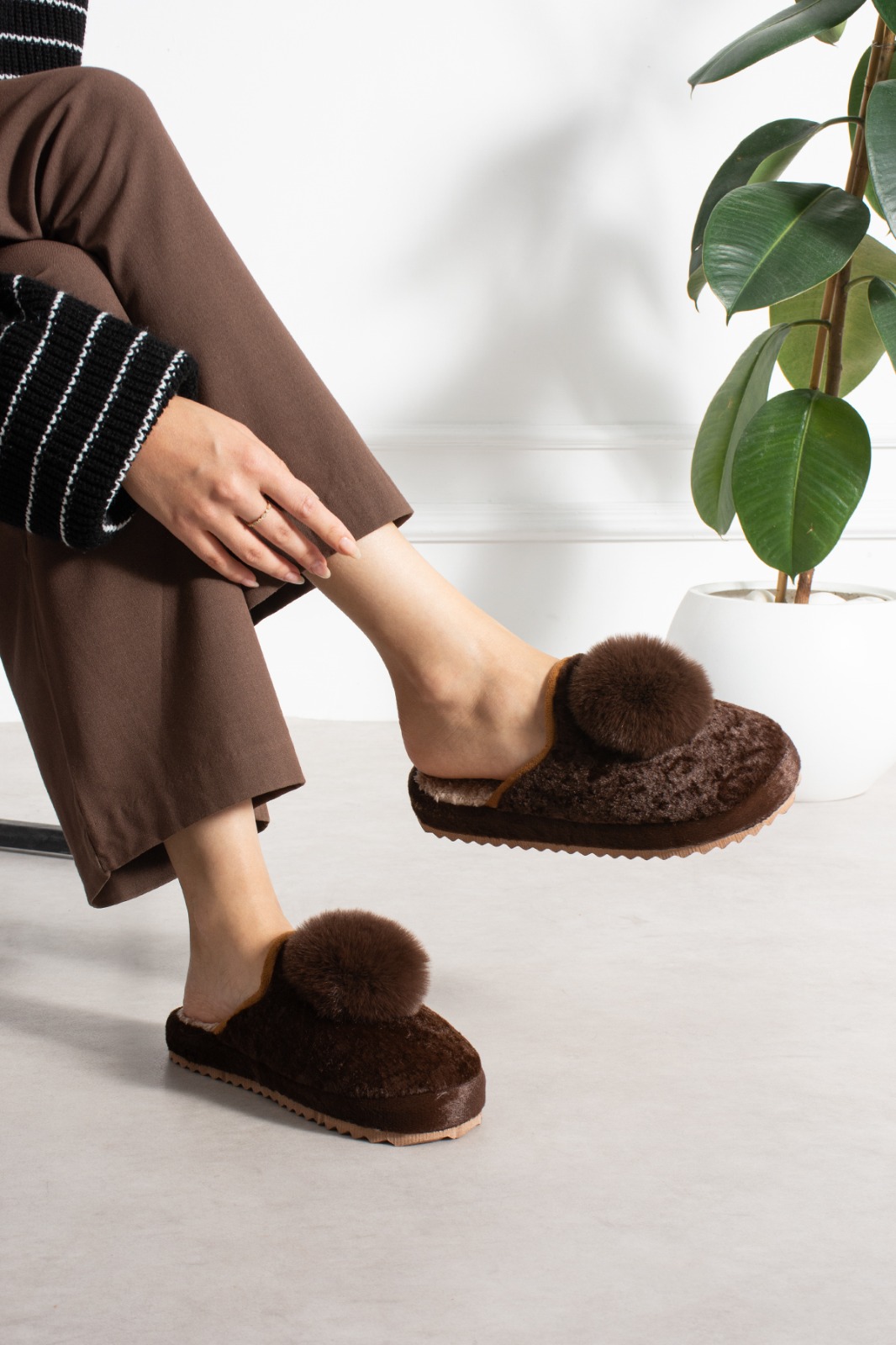 Ponpon Detaylı Önü Kapalı Peluş Ev Terliği İç Mekan Terliği Kahverengi