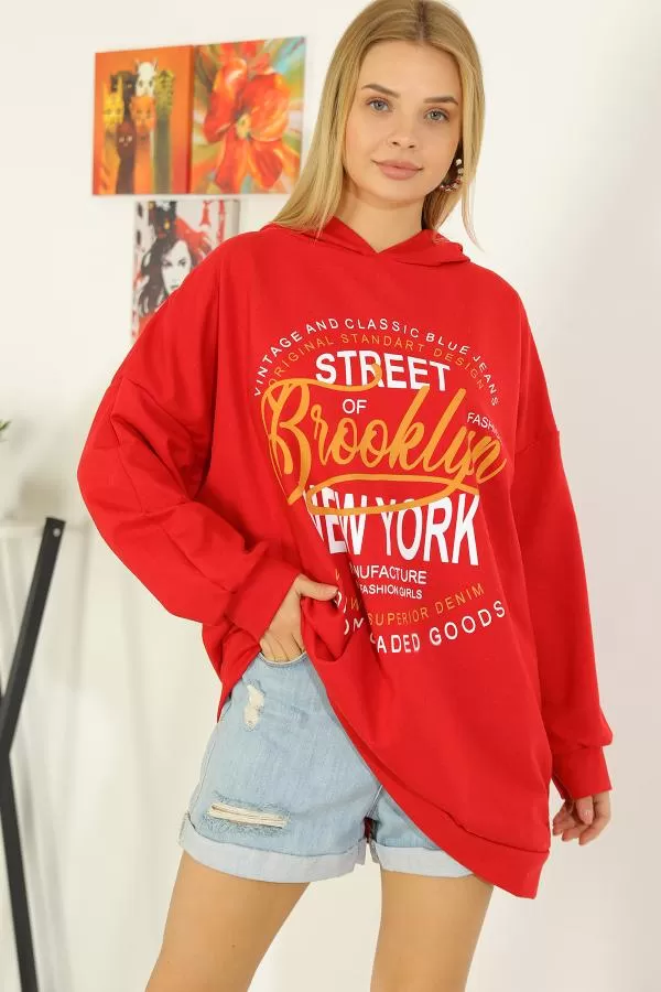 https://customers.birissine.com/public/uploads/product_gallery/kapsonlu-baskili-oversize-sweat-kirmizi-5268.webp