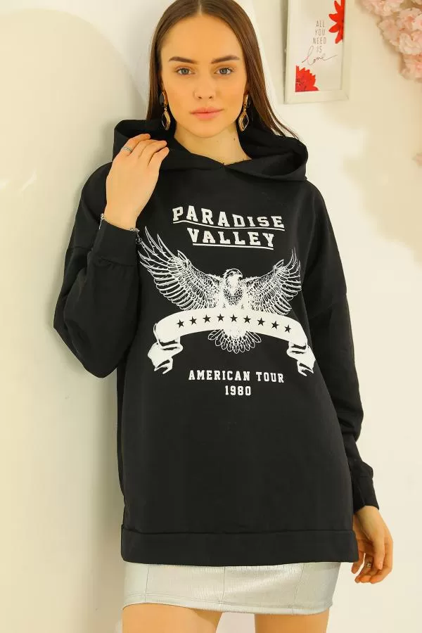 https://customers.birissine.com/public/uploads/product_gallery/kapsonlu-baskili-oversize-sweat-siyah-5643.webp