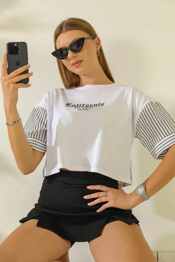 https://customers.birissine.com/public/uploads/product_gallery/kolu-cizgi-detayli-t-shirt-beyaz-18023.webp