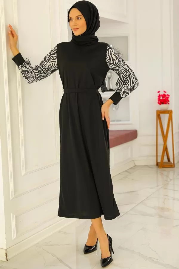 kolu-desenli-elbise-siyah-1125.webp