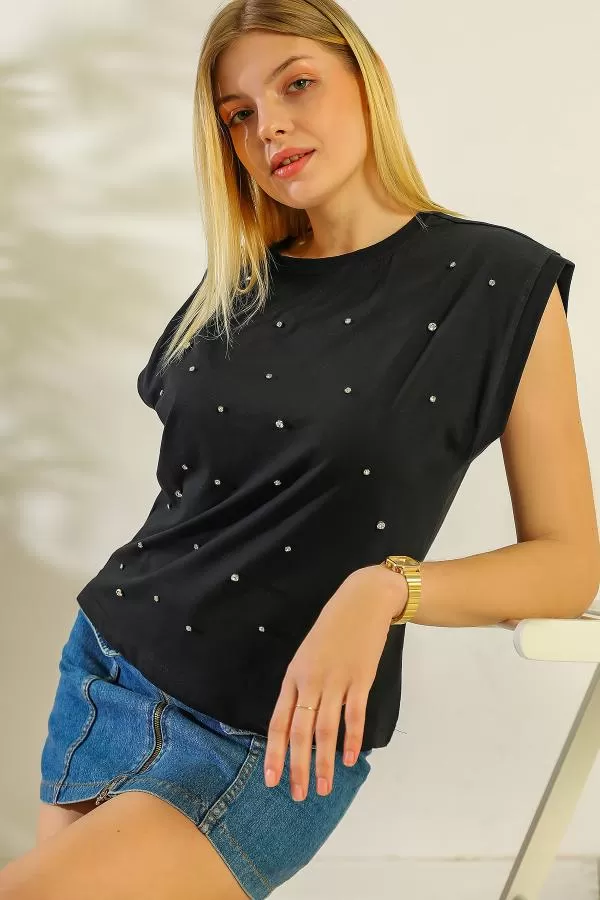 https://customers.birissine.com/public/uploads/product_gallery/pirlanta-tas-detayli-t-shirt-siyah-15900.webp