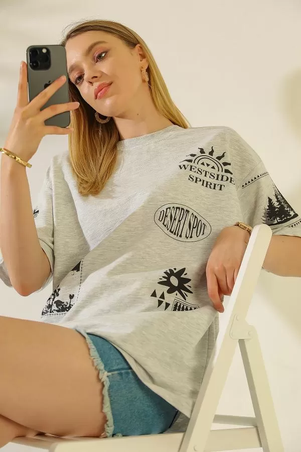 https://customers.birissine.com/public/uploads/product_gallery/sirt-baskili-oversize-t-shirt-gri-18629.webp