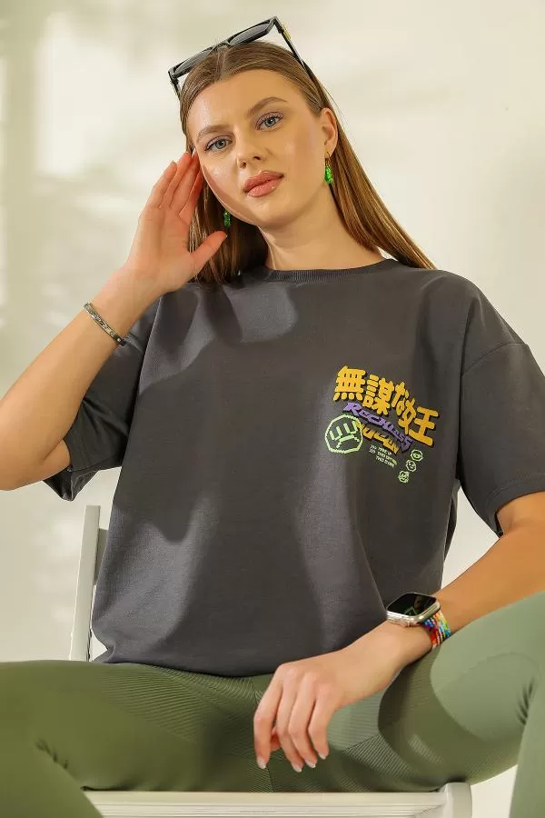 https://customers.birissine.com/public/uploads/product_gallery/sirt-baskili-t-shirt-antrasit-17971.webp