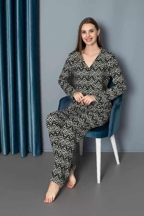 https://customers.birissine.com/public/uploads/product_gallery/suet-dugmeli-desenli-pijama-takimi-1772.webp