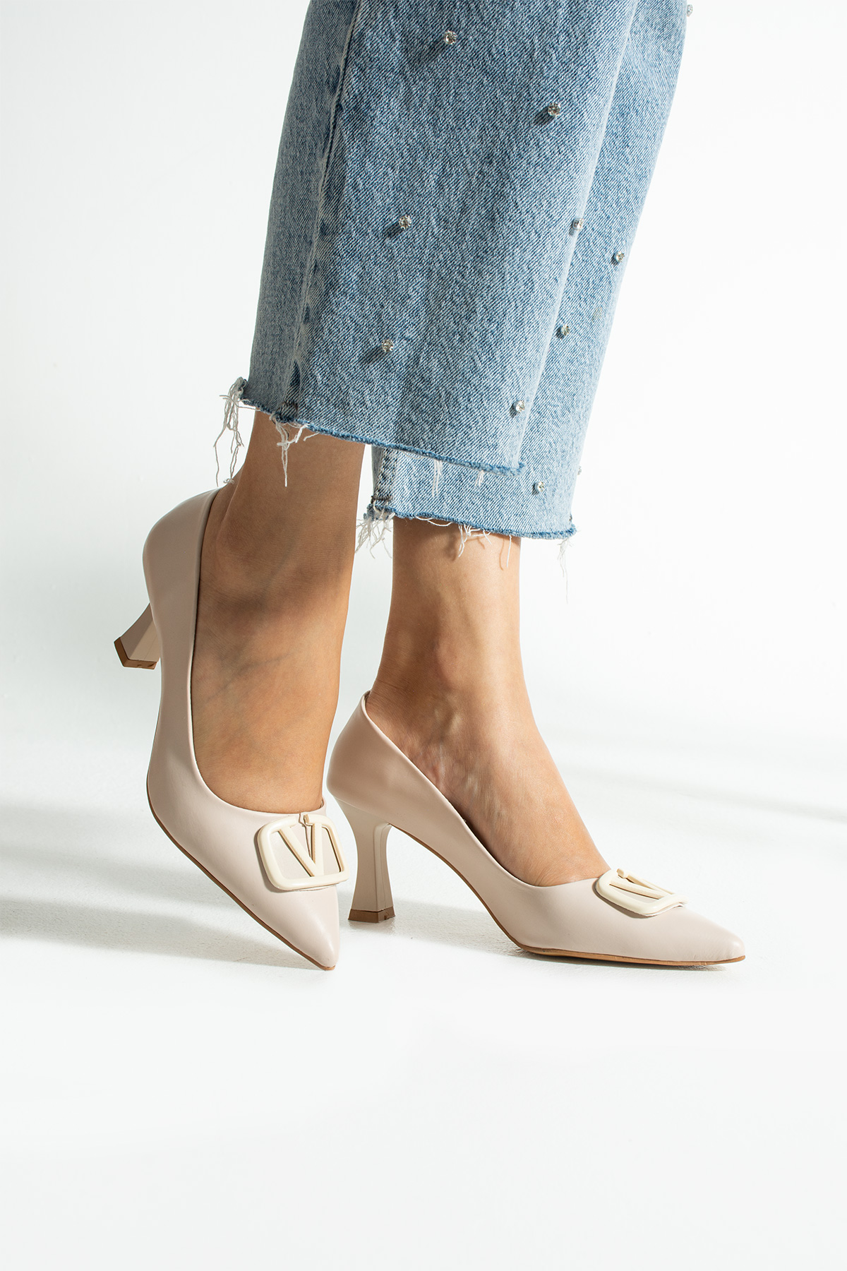 V Tokalı Kadın Topuklu Stiletto Ayakkabı Cilt Bej