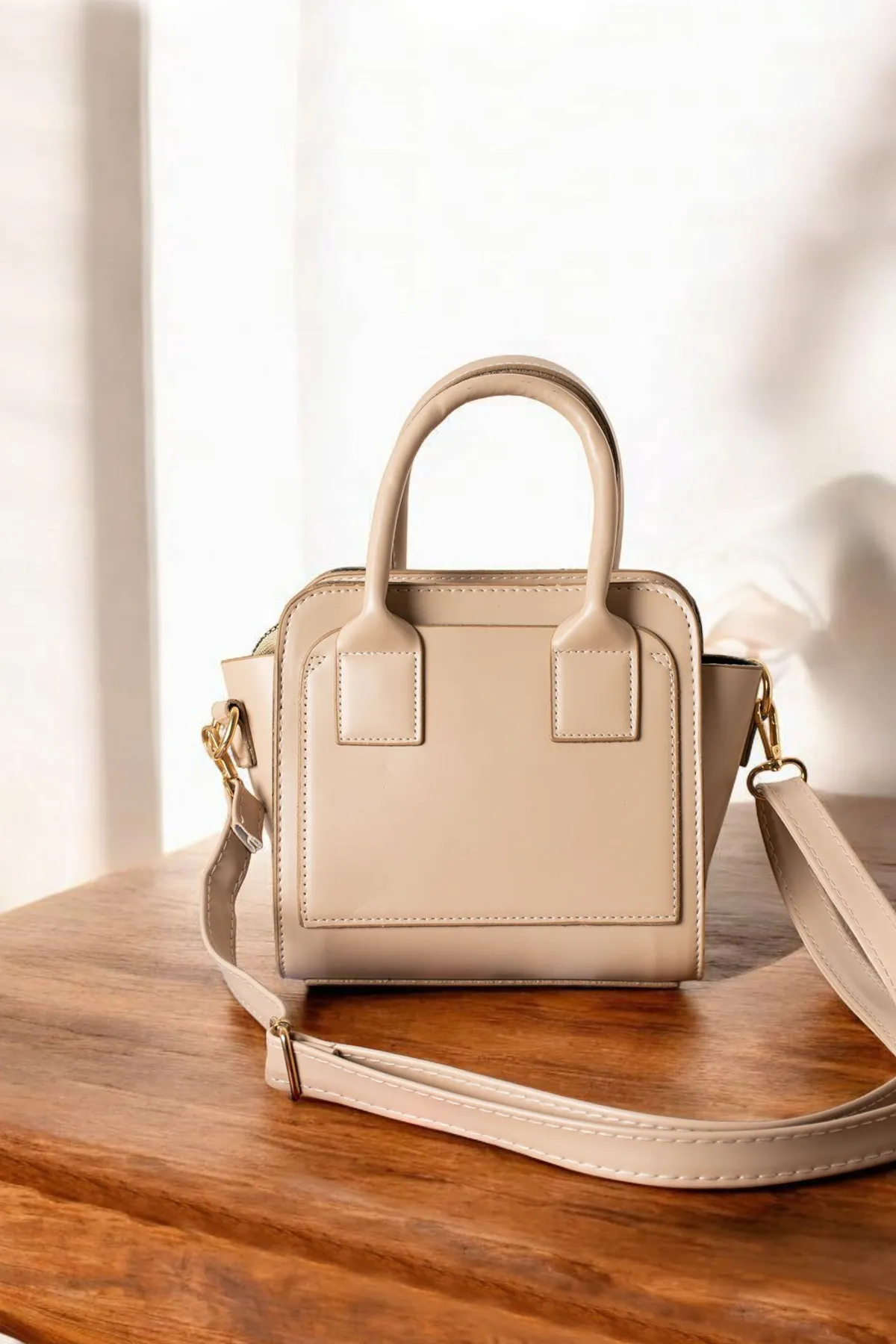 https://customers.birissine.com/public/uploads/product_gallery/vizon-canta-kadnwebp-birissine-0dc41d3a0945.webp