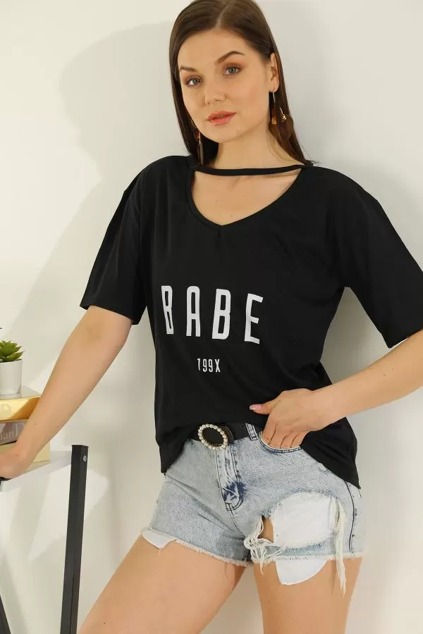 https://customers.birissine.com/public/uploads/product_gallery/yaka-detayli-t-shirt-siyah-2458.webp