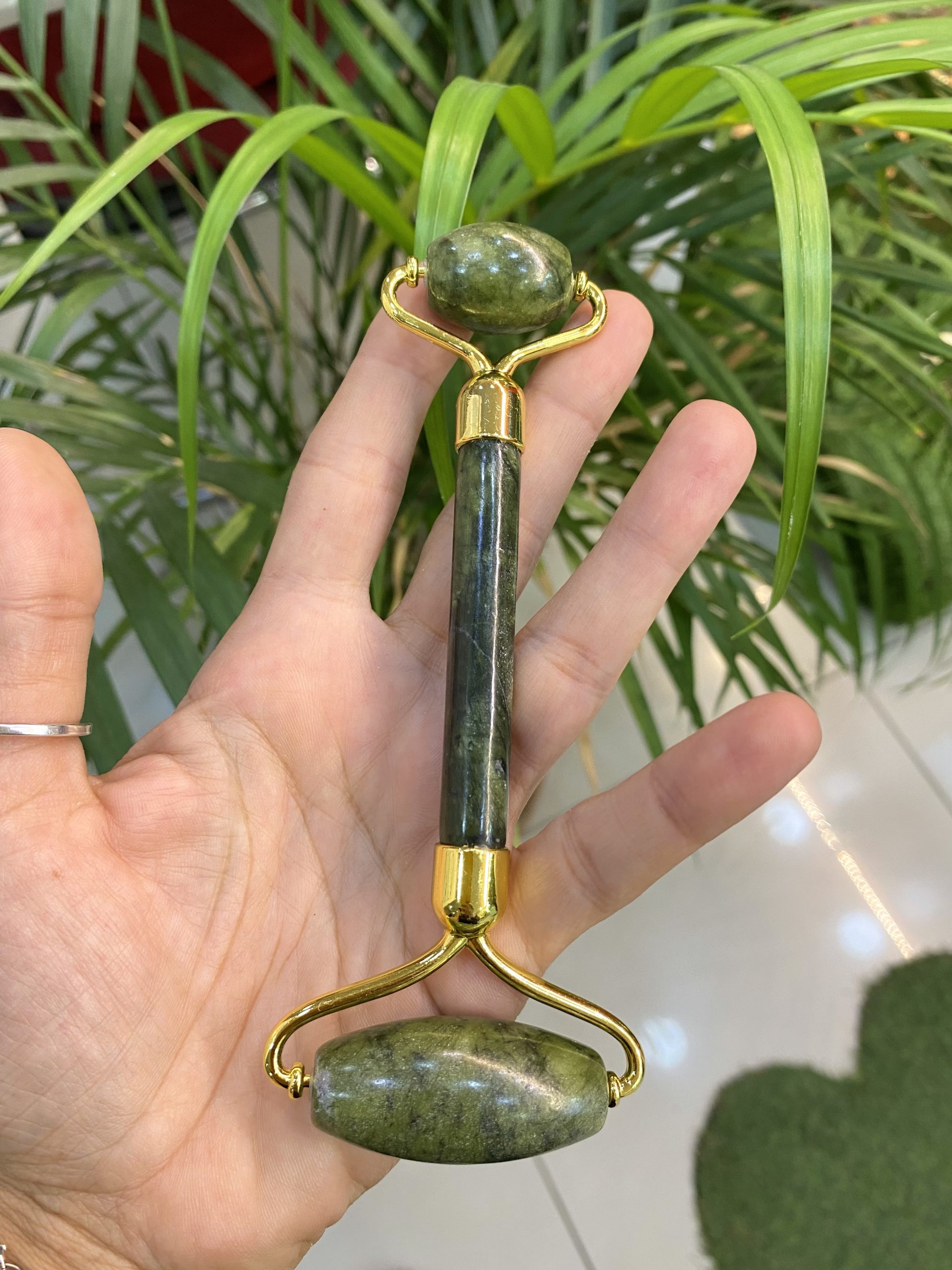 https://customers.birissine.com/public/uploads/product_gallery/yesim-dogal-tas-roller-yuz-masaj-aletijpeg-birissine-aa86e1524a6a.jpeg