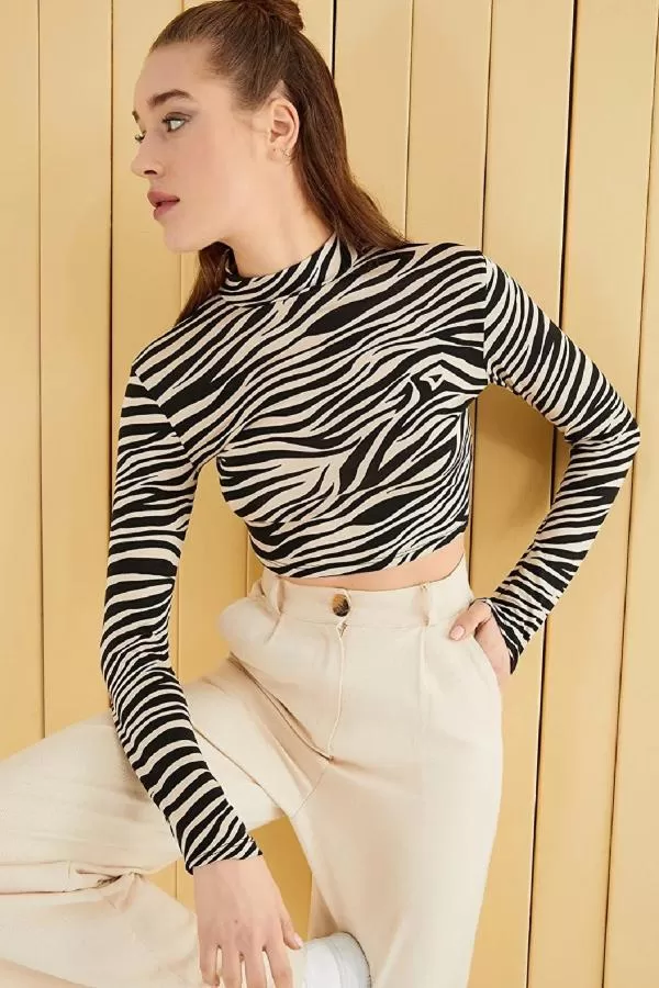 https://customers.birissine.com/public/uploads/product_gallery/zebra-desenli-crop-bluz-bej-14176.webp